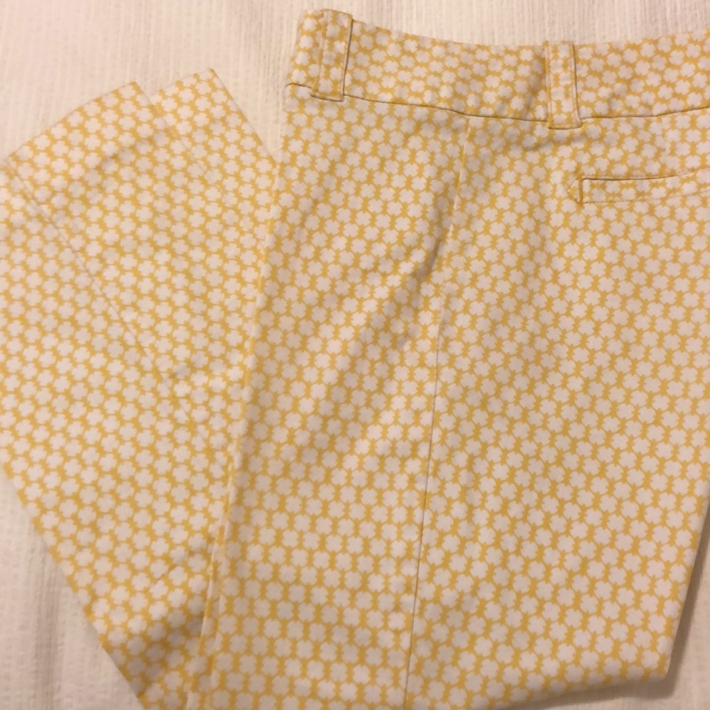 Cropped pants in yellow and white